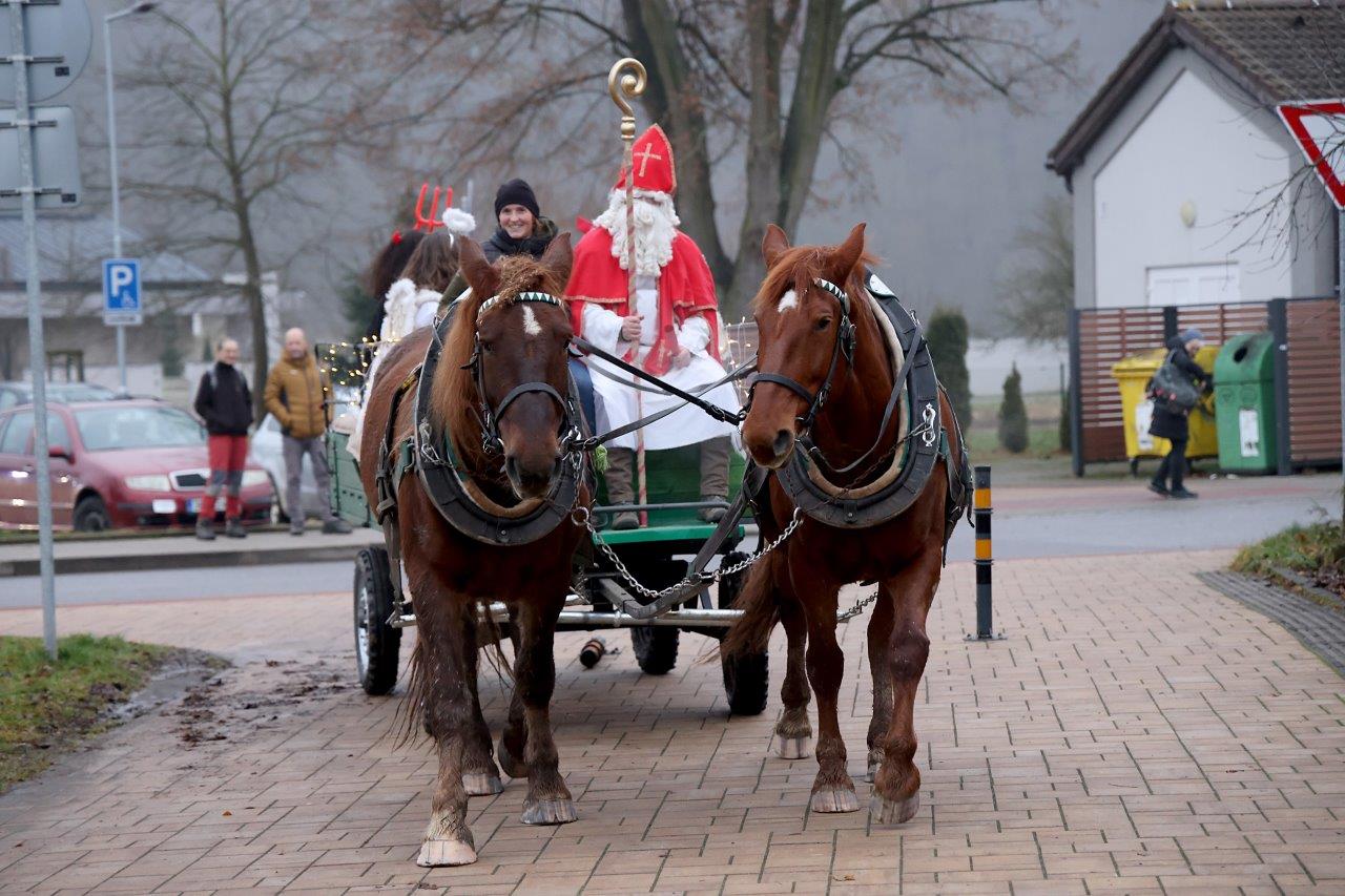 Mikuláše přivítaly v Malých lázních davy návštěvníků