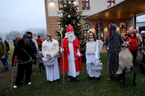 Mikuláše přivítaly v Malých lázních davy návštěvníků